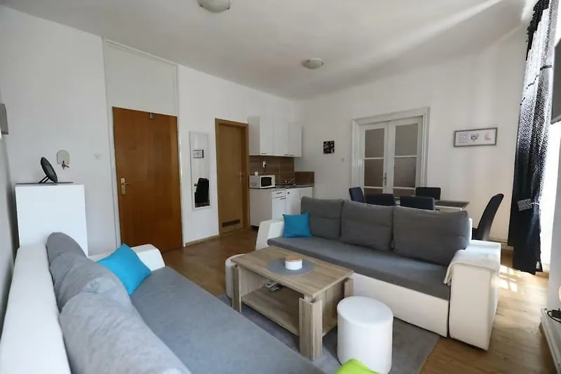 Odeon Apartment And Rooms 리예카 0*,